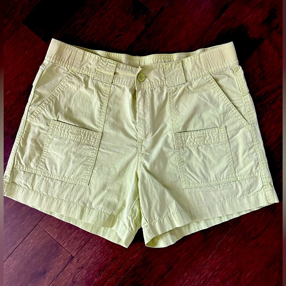 GAP YELLOWISH GREEN SHORTS SIZE 6